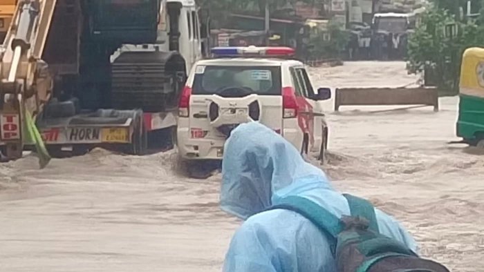 भारी बारिश से भोपाल और बैरसिया के बीच सड़क संपर्क टूटा, पुल के ऊपर बह रही हलाली बाणगंगा नदी