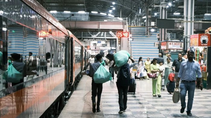 पुष्पक एक्सप्रेस के वॉशरूम की खिड़की पर लटका मिला शव, 9 किमी तक ट्रेन के बाहर झूलता रहा