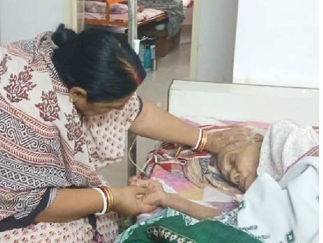 वृद्धाश्रम में रखा रहा पिता का शव, बच्चे नहीं पहुंचे:मैनेजमेंट ने बुलाया तो कहा- आप अंतिम संस्कार कर दो, डेथ सर्टिफिकेट भिजवा देना
