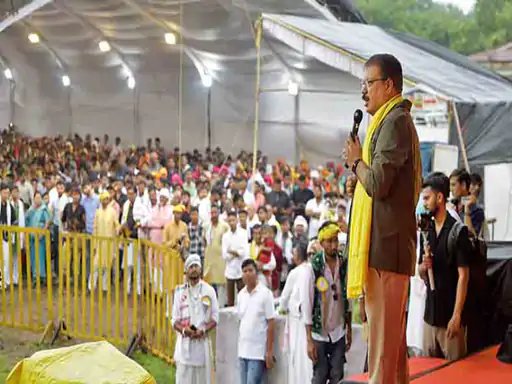 विश्व आदिवासी दिवस पर भोपाल में सम्मेलन:आदिवासी भीख नहीं, अधिकार मांगता है, 100 बार लड़ाई लड़ेंगे