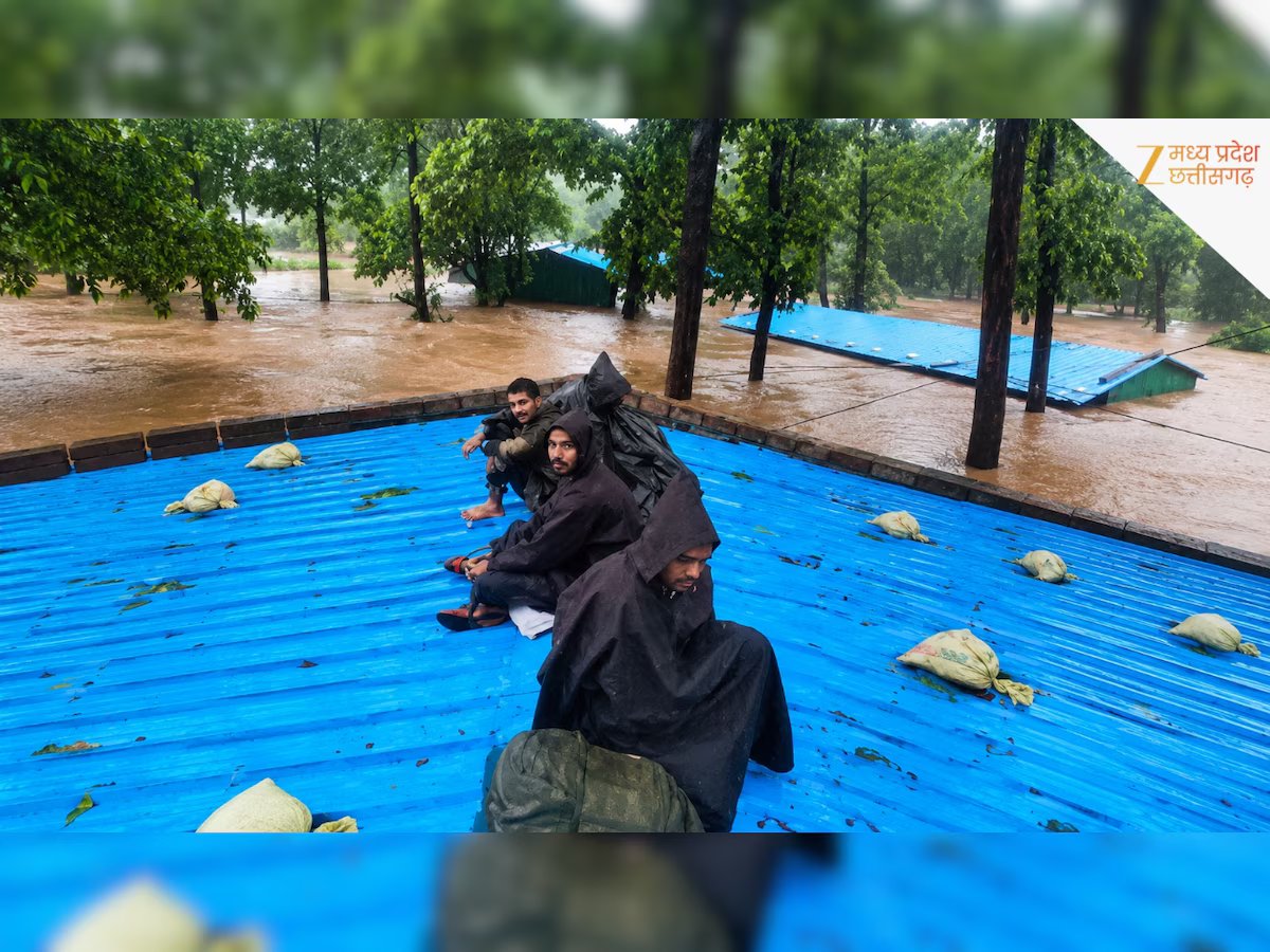 बाढ़ में डूबे नारायणपुर के BSF कैंप, पेड़ों-छतों पर चढ़े जवान