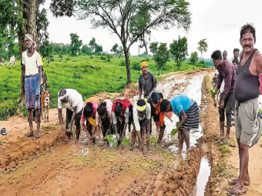 सिस्टम पर तंज:ठेकेदार ने खोदी सड़क, बारिश में 5 किमी तक सड़क पर कीचड़