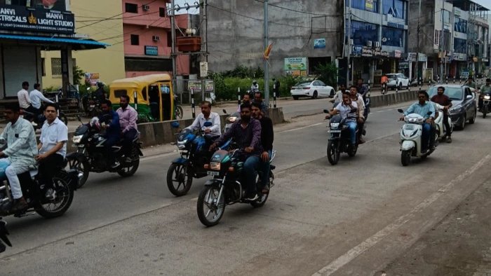भोपाल में सीलिंग के विरोध में सड़कों पर उतरे व्यापारी, कोलार तिराहे से गोल जोड़ तक पसरा सन्नाटा, लोग परेशान