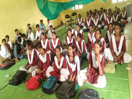 रोंड़ा में 3 कमरे 4 कक्षाएं:नेट की ओट से पढ़ा रहे 9वीं-11वीं, नाऊढाना में जिसकी ज्यादा संख्या वही क्लास लगती है हॉल में