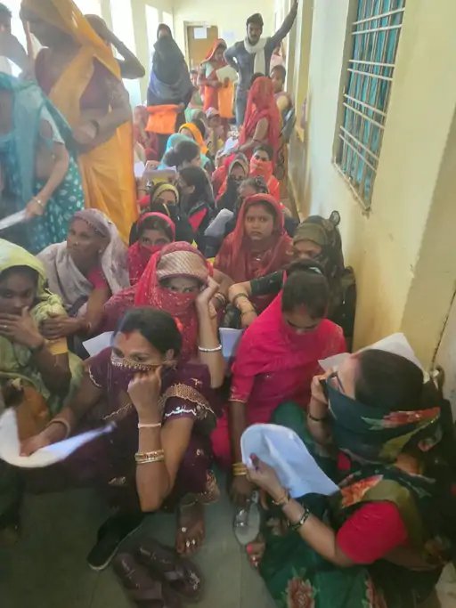 फर्श पर बैठकर इंतजार करती रहीं गर्भवती महिलाएं, 15-15 दिन की वेटिंग