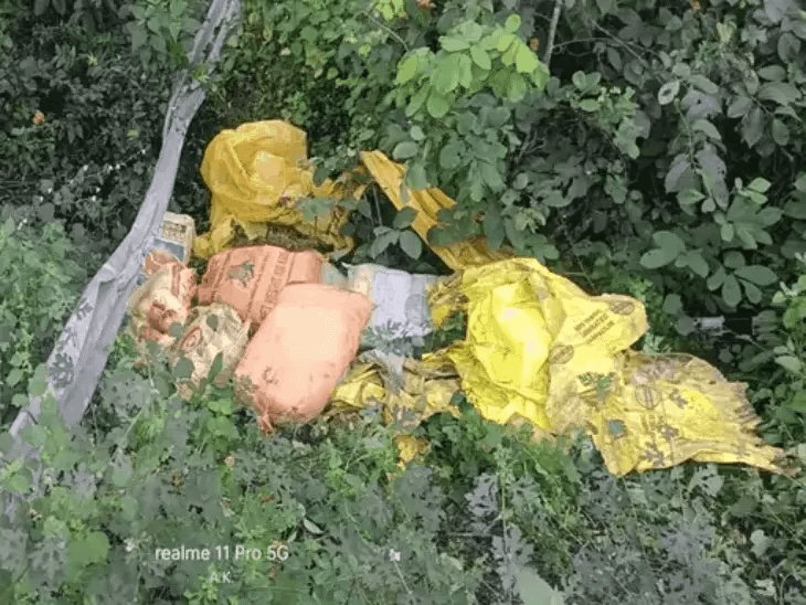 एडवोकेट हाईकोर्ट लिखी कार से गांजा जब्त:सूरजपुर में ट्रक पलटने से 1.19 करोड़ का गांजा मिला, प्लास्टिक की बोरियों में छुपाया गया था