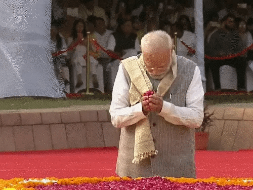 महात्मा गांधी की 157वीं जयंती:पीएम मोदी ने राजघाट पर श्रद्धांजलि दी; राहुल गांधी भी पहुंचे, पिछले साल नहीं गए थे